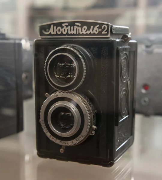 Lubitel-2 - Neuvostoliiton keskipitkän muodossa dual-linssi refleksi kamera. Vuosi — kuvapankkivalokuva