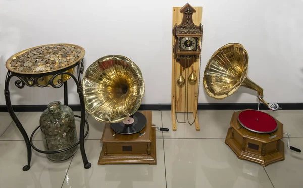 Gramofon, zegar ścienny, naczynie i słoik monet - w Muzeum — Zdjęcie stockowe