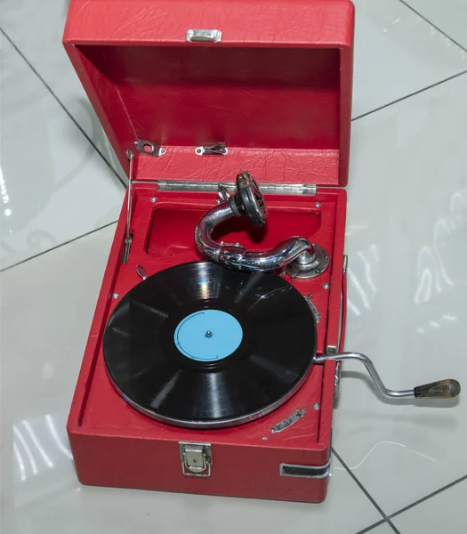 Starożytny gramofon w czerwonym korpusie z talerzem — Zdjęcie stockowe