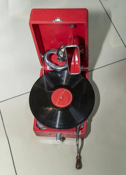 Przenośny gramofon vintage w czerwonym korpusie z talerzem — Zdjęcie stockowe