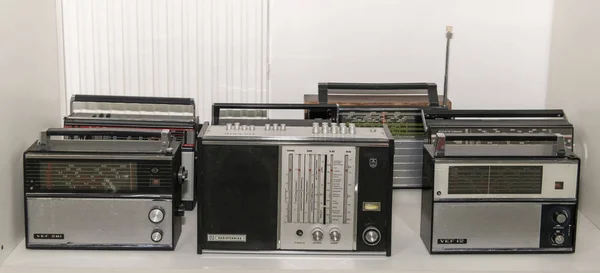Radios portables de la fin du siècle dernier, fabriquées aux États-Unis — Photo