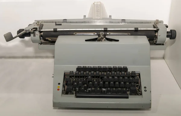 Пишущая машинка середины прошлого века, изготовленная в СССР — стоковое фото