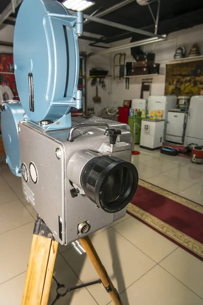 35mm laajakuva mobiili elokuva projektori KN19P, valmistettu Neuvostoliitossa — kuvapankkivalokuva