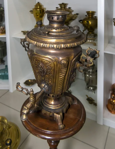 Samovar - horká voda, na přípravu čaje, měděná nádoba, s p — Stock fotografie