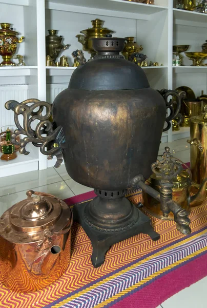 Samovar - hot-water, for making tea, a copper vessel, with a p — Stock Photo, Image