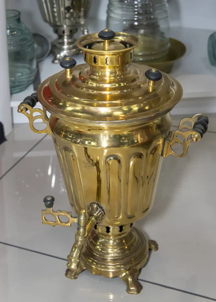 Samovar - agua caliente, para hacer té, un recipiente de cobre, con un pi —  Fotos de Stock