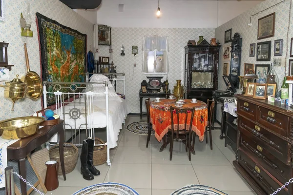   20 sentlik bir Rus evinde dekorlu oturma odası.