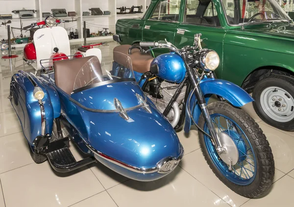 Ish- Planet- Motorrad mit Seitenwagen- im Beinmuseum — Stockfoto