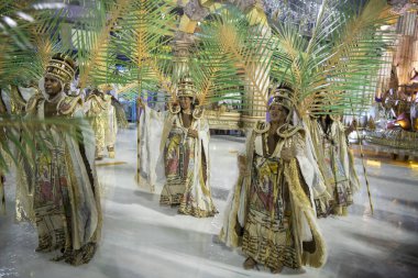 Rio de Janeiro, Brasil- 29 Şubat 2020 Samba Geçit Töreni, Sambodromo. Yağmur yağıyor.