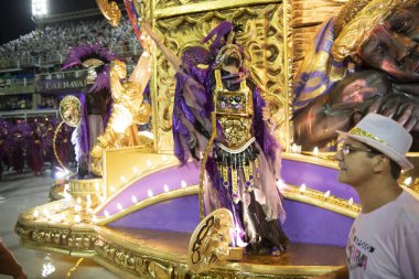 Rio de Janeiro, Brasil- 29 Şubat 2020 Samba Geçit Töreni, Sambodromo. Yağmur yağıyor.