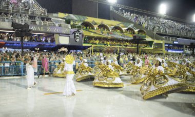 Rio de Janeiro, Brasil- 29 Şubat 2020 Samba Geçit Töreni, Sambodromo. Yağmur yağıyor.