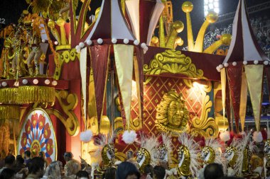 Rio de Janeiro, Brasil- 29 Şubat 2020 Samba Geçit Töreni, Sambodromo. Yağmur yağıyor.