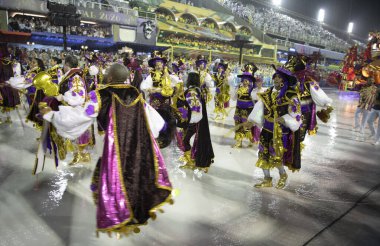 Rio de Janeiro, Brasil- 29 Şubat 2020 Samba Geçit Töreni, Sambodromo. Yağmur yağıyor.