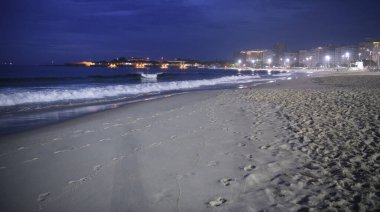 Copacabane sahilinde gün doğumu. Rio de Janeiro, Mart 2020