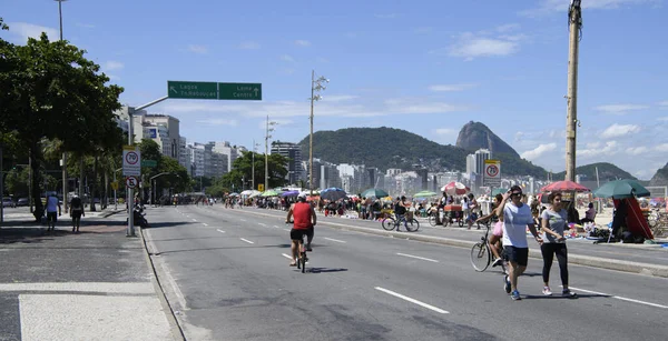 Rio de Janeiro, Brasil- 25 Şubat 2020: Avenida Atlantica 'da insanlar açık hava aktivitelerine katılıyorlar.