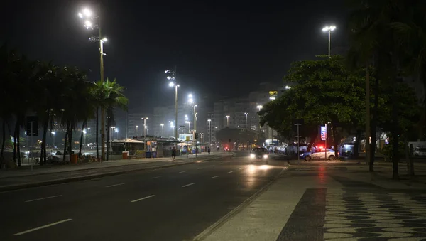 Sabahın erken saatlerinde Avenida Atlantica. Rio de Janeiro, Mart 2020
