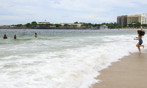 Рио Жанейро Бразилия Февраля 2020 Года Отдыхающие Купаются Океане Пляже — стоковое фото