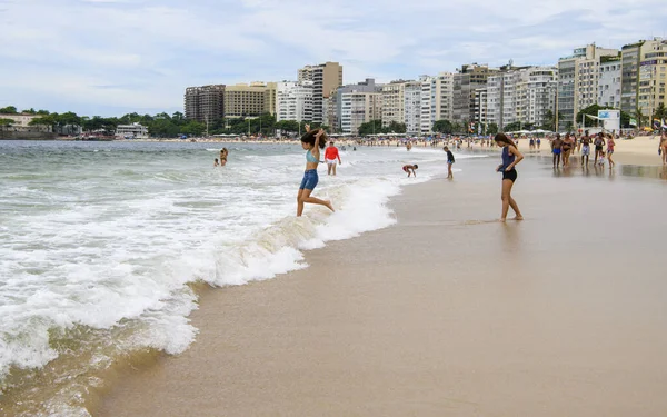 Rio Janeiro Brasil February 2020 Vacationers Плавають Океані Пляжі Копакабана — стокове фото