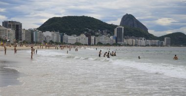 Rio de Janeiro, Brasil- 26 Şubat 2020: vatandaşlar Copacabana sahilinde yüzer ve güneşlenirler.