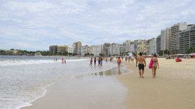 Rio de Janeiro, Brasil- 26 Şubat 2020: vatandaşlar Copacabana sahilinde yüzer ve güneşlenirler.