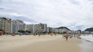 Rio de Janeiro, Brasil- 26 Şubat 2020: vatandaşlar Copacabana sahilinde yüzer ve güneşlenirler.