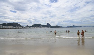 Rio de Janeiro, Brasil- 26 Şubat 2020: vatandaşlar Copacabana sahilinde yüzer ve güneşlenirler.