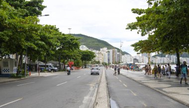 Rio de Janeiro, Brasil- 26 Şubat 2020: Avenida Atlantica 'da insanlar açık hava aktivitelerine katılıyorlar.