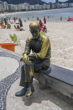 Rio de Janeiro, Brasil- 26 Şubat 2020: Avenida Atlantica 'da Carlos Drummond de Andrade heykeli