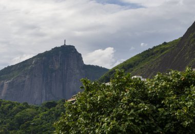 Rio de Janeiro, Brasil- 27 Şubat 2020: Rodrigo de Freitas lagününden kurtarıcı İsa heykelinin görüntüsü  