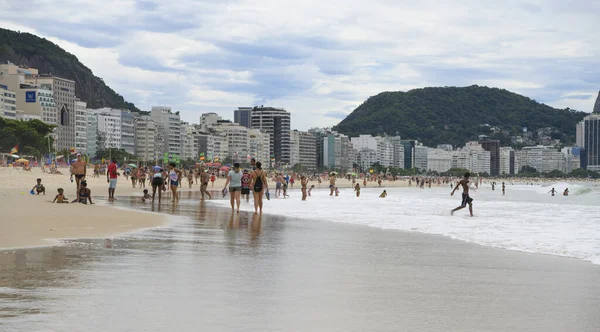 Rio Janeiro Brasil Şubat 2020 Vatandaşlar Copacabana Sahilinde Yüzer Güneşlenirler — Stok fotoğraf