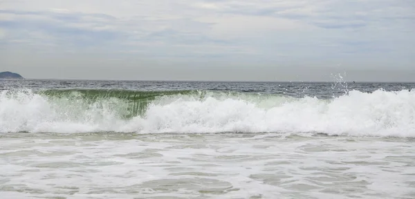 Ωκεανό Surf Στην Παραλία Της Copacabana Ρίο Ντε Τζανέιρο Φεβρουάριος — Φωτογραφία Αρχείου