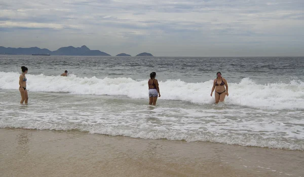 Rio Janeiro Brazília 2020 Február Polgárok Úsznak Napoznak Copacabana Strandján — Stock Fotó