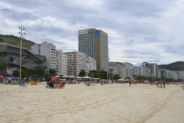 Rio Janeiro Brasil Şubat 2020 Copacabana Sahilinde Güneşlenen Vatandaşlar — Stok fotoğraf