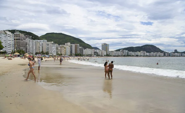 2020年2月26日ブラジル リオデジャネイロ コパカバーナの海岸で市民が泳いで日光浴をする — ストック写真