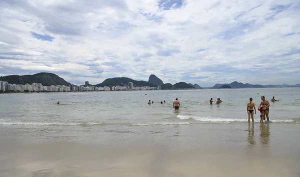 Rio Janeiro Brasile Febbraio 2020 Cittadini Nuotano Prendono Sole Sulla — Foto Stock