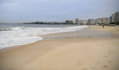 Copacabana sahilinde okyanus sörfü. Rio de Janeiro, Şubat 2020