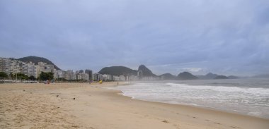 Copacabana sahilinde okyanus sörfü. Rio de Janeiro, Şubat 2020