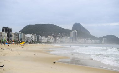 Copacabana sahilinde okyanus sörfü. Rio de Janeiro, Şubat 2020