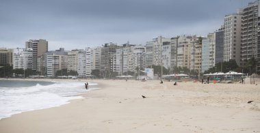 Rio de Janeiro, Brasil- 28 Şubat 2020: vatandaşlar Copacabana sahilinde yüzer ve güneşlenirler.