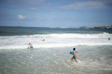 Rio de Janeiro, Brasil- 28 Şubat 2020: Halk Copacabana sahilinde yüzüyor