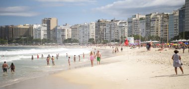 Rio de Janeiro, Brasil- 28 Şubat 2020: vatandaşlar Copacabana sahilinde yüzer ve güneşlenirler.
