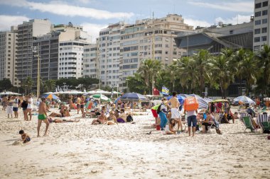 Rio de Janeiro, Brasil- 28 Şubat 2020: Copacabana sahilinde güneşlenen vatandaşlar