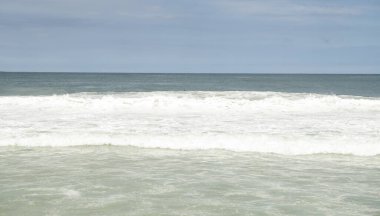 Copacabana sahilinde okyanus sörfü. Rio de Janeiro, Şubat 2020