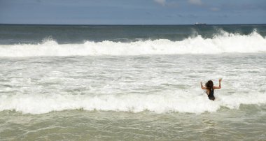 Rio de Janeiro, Brasil- 28 Şubat 2020: Halk Copacabana sahilinde yüzüyor