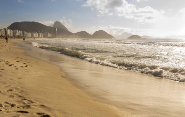 Copacabana sahilinde okyanus sörfü. Rio de Janeiro, Şubat 2020