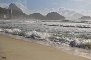 Copacabana sahilinde okyanus sörfü. Rio de Janeiro, Şubat 2020