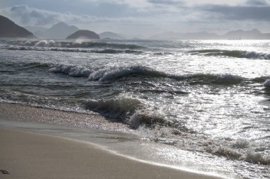 Copacabana sahilinde okyanus sörfü. Rio de Janeiro, Şubat 2020