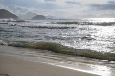 Copacabana sahilinde okyanus sörfü. Rio de Janeiro, Şubat 2020