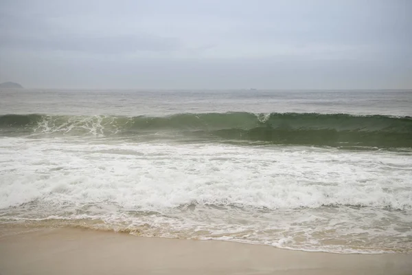 Ocean Surffata Rannalla Copacabana Rio Janeiro Helmikuu 2020 — kuvapankkivalokuva