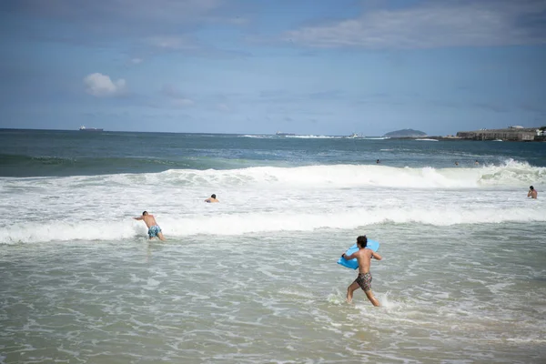 Rio Janeiro Brasil Лютого 2020 Громадяни Плавають Пляжі Копакабана — стокове фото